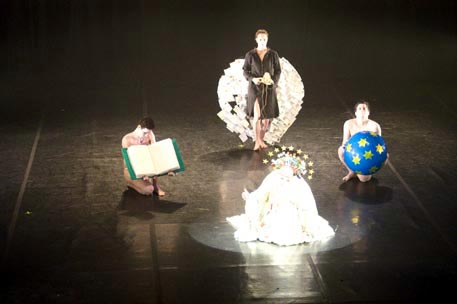 Ogawa Butoh Center - apresentação no Fest-Dança Curitiba 2002, dia 22 de novembro de 2002.
Foto de Roberto Vámos